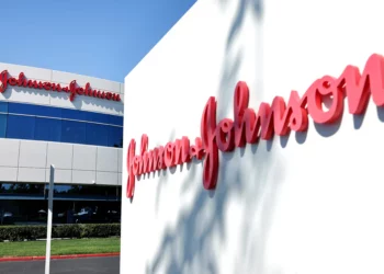 Johnson & Johnson projeta vendas acima de US$ 100 bilhões após lucro recorde em 2025