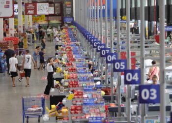 Juros altos freiam indústria e agro perde força no PIB de 2026, apontam analistas