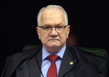 Fachin antecipa retorno a Brasília para conter desgaste do STF no caso Master