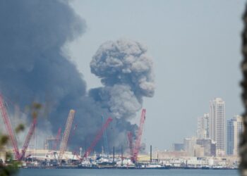 Ataques ao Irã elevam risco geopolítico e pressionam o mercado global de petróleo