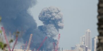 Ataques ao Irã elevam risco geopolítico e pressionam o mercado global de petróleo