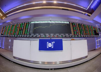 Ibovespa encosta nos 200 mil pontos, mas risco preocupa analistas