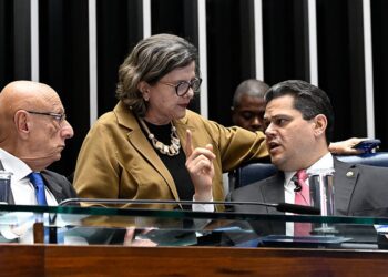 Senado dá passo contra o endividamento e aprova educação financeira nas escolas