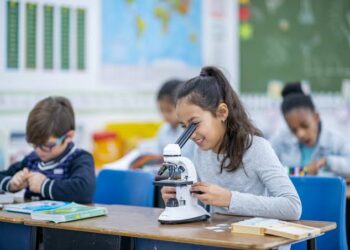 Fim da escala 6×1 pode elevar mensalidades escolares em até 23%