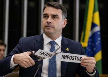 Plano de Flávio Bolsonaro prevê limitar gastos e buscar superávits fiscais