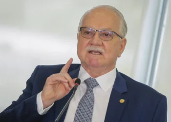 Fachin tira Moraes do inquérito das fake news e mantém Andrei na PF