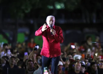 Lula diz que União não dará dinheiro ao BRB e acusa gestão Ibaneis