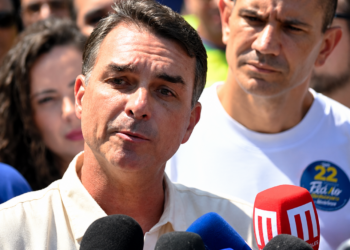 Flávio Bolsonaro quer fazer da Caixa o “Itaú da favela” e ampliar crédito
