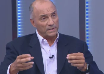 Economista ligado a Flávio diz que corte de gastos não basta