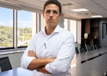 Juros altos e endividamento devem frear economia brasileira, diz CEO