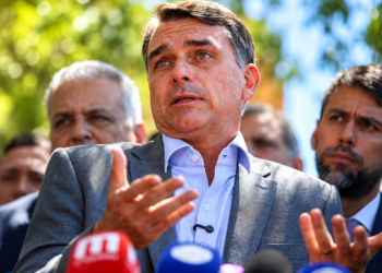 Flávio Bolsonaro prevê quebra de empresas com split payment